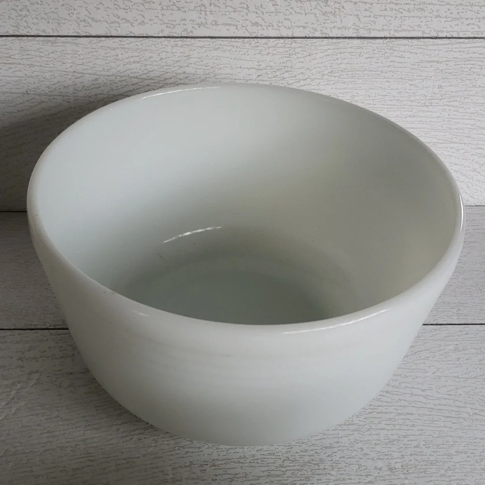 Pyrex milk glass mixer bowls set of 2